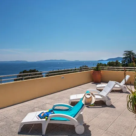 Hotel-club Du Domaine D'aiguebelle, Ussim