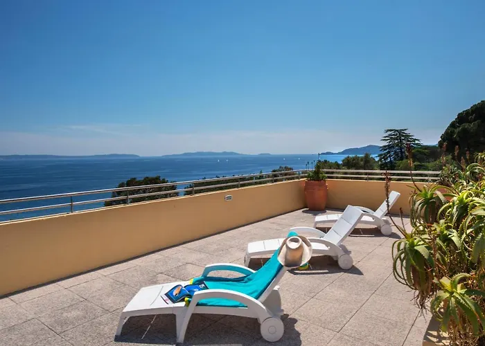 Hotel-club Du Domaine D'aiguebelle, Ussim