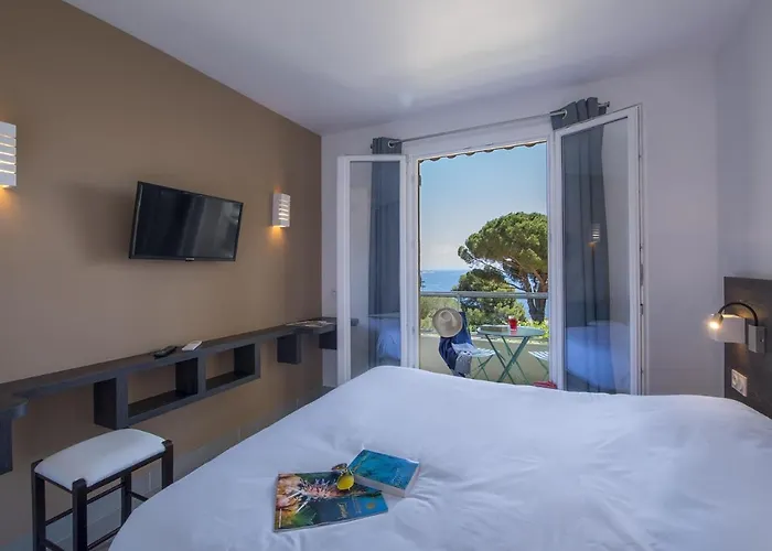 Hotel-club Du Domaine D'aiguebelle, Ussim